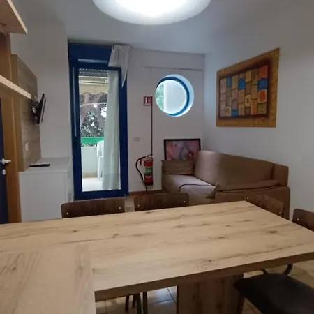 Seaside Escape For Six Guests In Daire